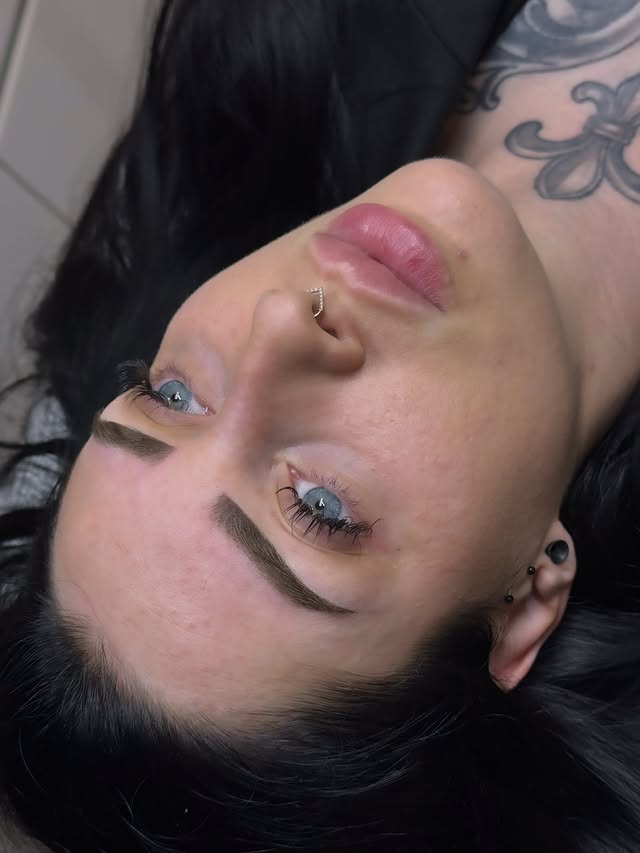 Retoque de mantenimiento de cejas micropigmentadas