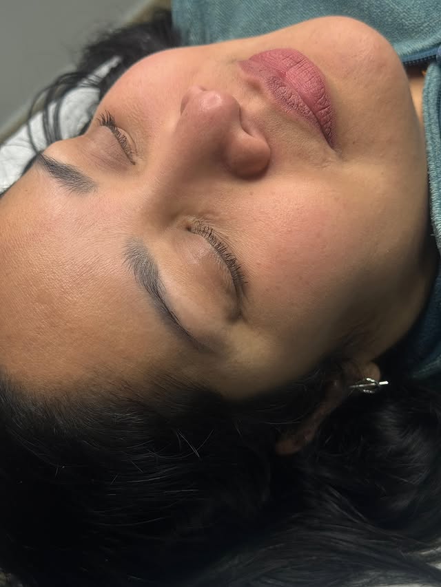 Detalle de cejas con técnica de microblading pelo a pelo