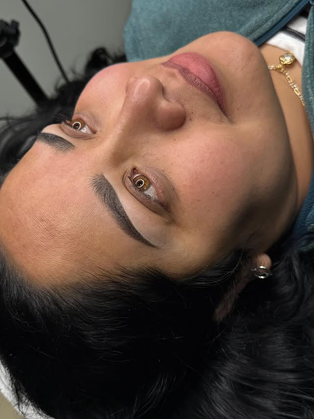 Cejas con acabado powder brows efecto maquillado